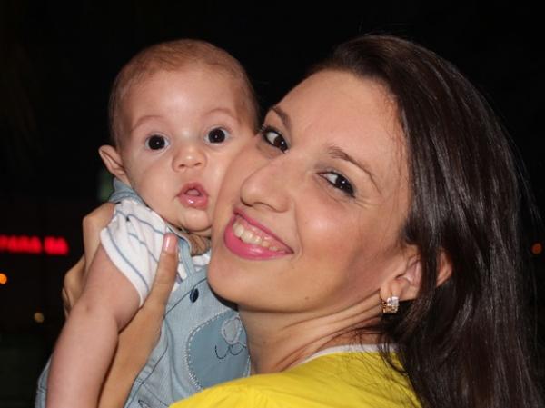 Cynthia Almeida, 32 anos, curte o filho Antonio hoje com três meses de idade.(Imagem:Fernando Brito/G1)