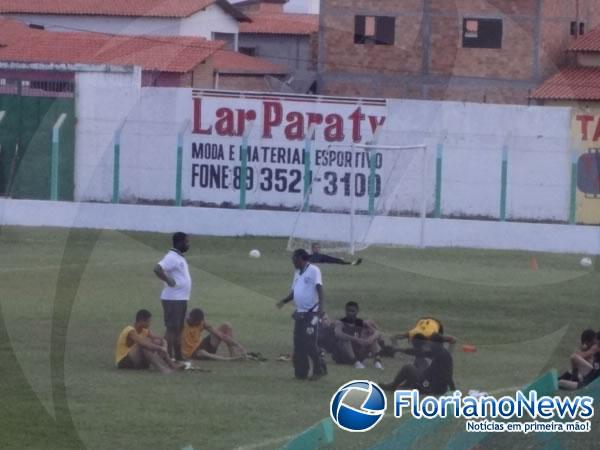 Vanin prega ?pés no chão? e diz que campo favorece o adversário.(Imagem:FlorianoNews)