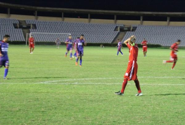 Rinaldo lamenta uma das chances desperdiçadas pelo ataque Alvirrubro.(Imagem:Antônio Fontes /GloboEsporte.com)