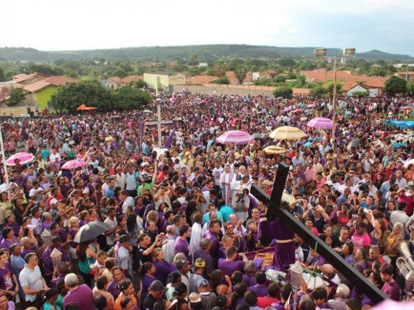 Multidão acompanha imagem de Jesus durante procissão em Oeiras.(Imagem:Pedro Santiago/G1)