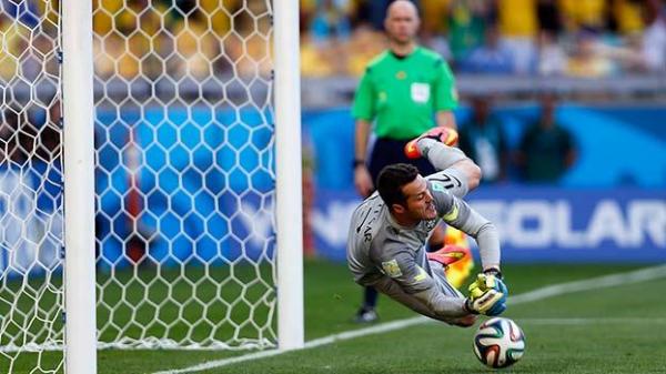 César defendendo um dos pênaltis contra o Chile.(Imagem:Vipcomm  Júlio)