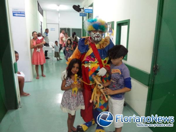 Palhaço Carrapeta leva alegria as crianças do Hospital Regional Tibério Nunes.(Imagem:FlorianoNews)