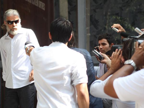 Pereirinha despista jornalistas para Danielle conseguir sair do prédio.(Imagem:Fina Estampa/TV Globo)