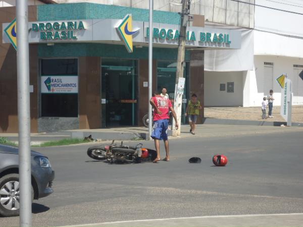 Semáforo apagado causa acidente na Avenida Dr. José Ribamar Pacheco.(Imagem:FlorianoNews)