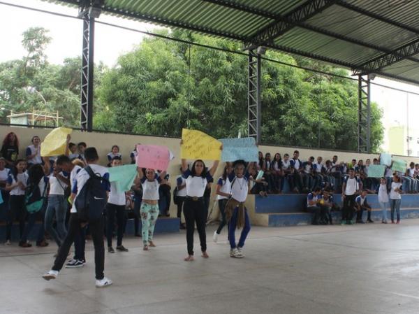 Alunos protestaram contra a demissão de diretores.(Imagem:Catarina Costa/G1 PI)
