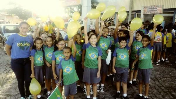 Centro Educacional Peniel realiza passeata de abertura da copa do mundo(Imagem:FlorianoNews)