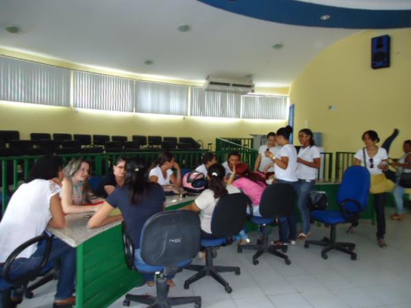 Técnicos em Enfermagem ocupam plenário da Câmara e cobram equiparação salarial.(Imagem:FlorianoNews)