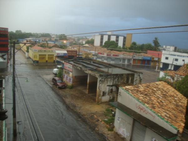 O dia 28 amanheceu chuvoso em Floriano.(Imagem:Floriano News)