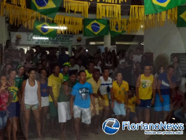 Acadêmicos da UESPI demonstraram patriotismo através de projeto de dança.(Imagem:FlorianoNews)