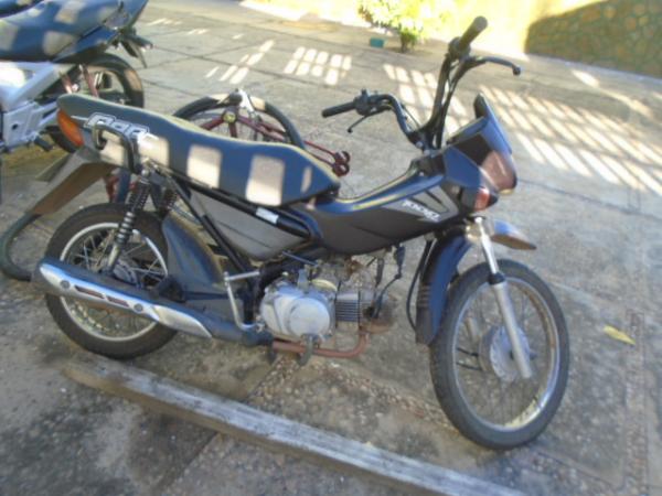 Motocicleta roubada é recuperada na Rua Sete de Setembro.(Imagem:FlorianoNews)