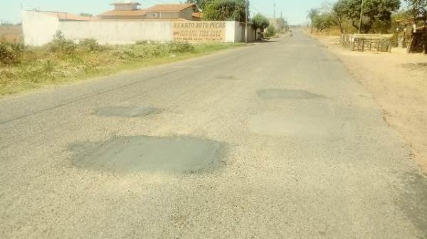 Avenida que dá acesso ao bairro Nossa Senhora da Guia recebe operação tapa-buracos.(Imagem:FlorianoNews)