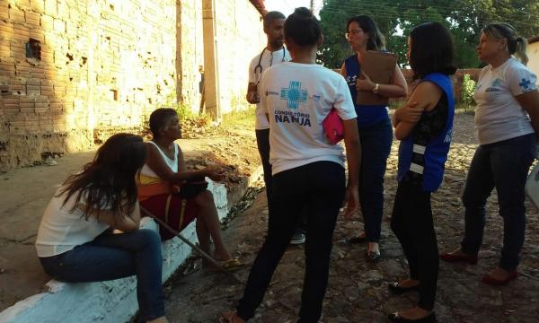 Equipe da Unidade Móvel de Saúde atendendo à uma moradora de rua(Imagem:Equipe da Unidade Móvel de Saúde)