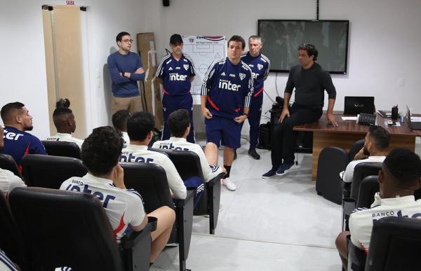 Fernando Diniz se apresenta para o grupo do São Paulo.(Imagem: Rubens Chiri / saopaulofc.net)