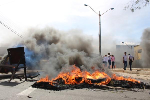 Estudantes queimaram pneus e bloquearam Avenida Miguel Rosa na Zona Sul de Teresina.(Imagem:Ellyo Teixeira)
