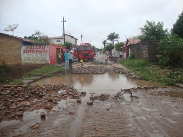 Buraco na ponte sobre o Riacho Irapuá(Imagem:redação)