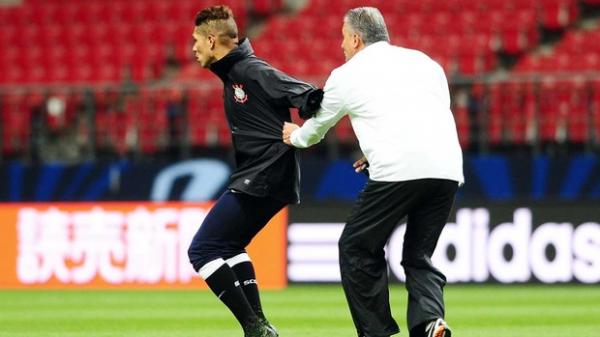 Tite banca o zagueiro e puxa Guerrero durante treino.(Imagem:Marcos Ribolli/GLOBOESPORTE.COM)