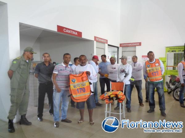 Mototaxistas florianenses recebem coletes de segurança.(Imagem:FlorianoNews)