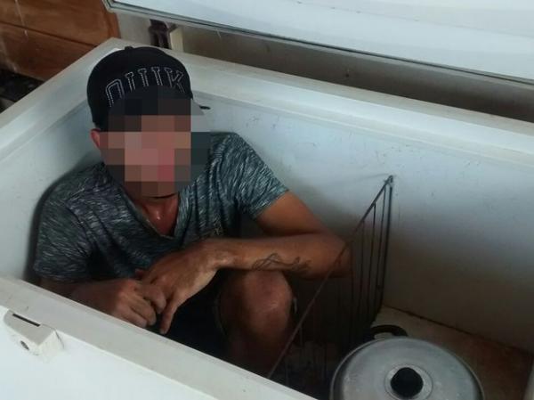 Suspeito se escondia dentro de um freezer quando foi encontrado pela PM do Piauí.(Imagem:Divulgação/PI)