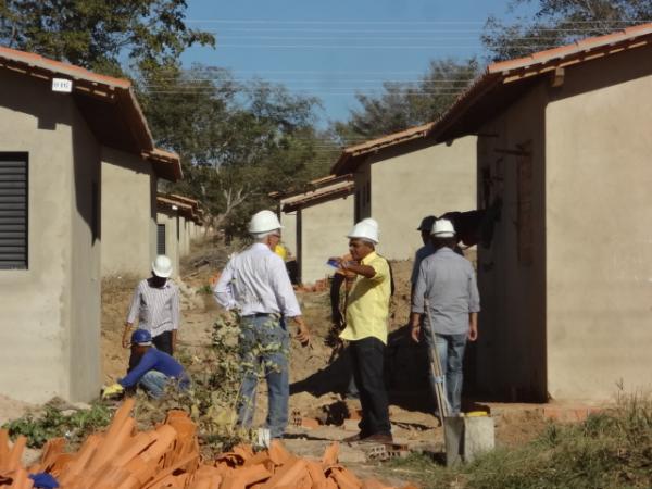  Prefeito visita obras de Conjunto Habitacional em Floriano.(Imagem:FlorianoNews)