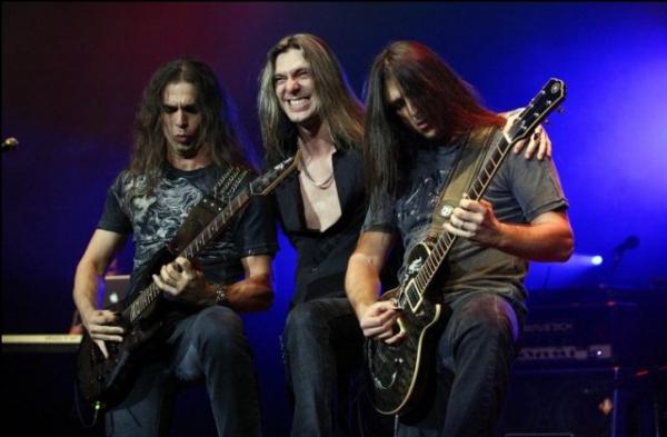 Kiko Loureiro (à esq.), Edu Falaschi (ao centro) e Rafael Bittencourt (à dir.) do Angra tocam em São Paulo. Show é um dos programados em conjunto com o Sepultura.(Imagem:Bol)