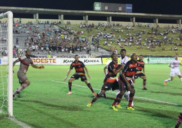 Preto bem que tentou, mas não conseguiu evitar a derrota do Flamengo-PI.(Imagem:Antônio Fontes/GloboEsporte.com)