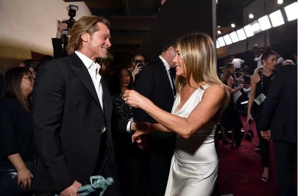 Brad Pitt e Jennifer Aniston se encontraram nos bastidores do prêmio do Sindicato dos Atores.(Imagem: Getty Images)