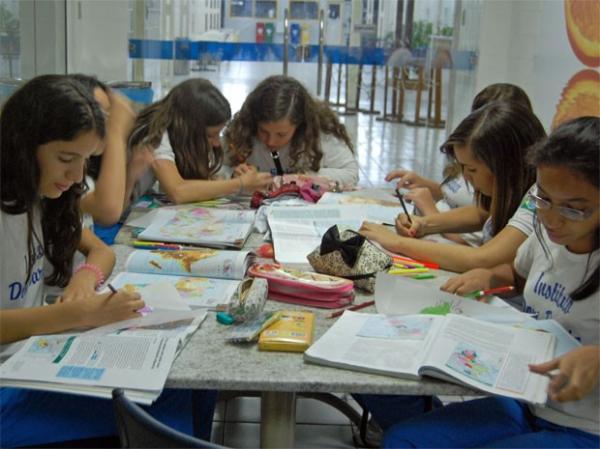 Alunas do Instituto Dom Barreto em estudo no espaço da biblioteca.(Imagem:Divulgação/Dom Barreto)