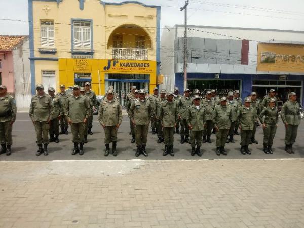 Polícia Militar realiza cerimônia em comemoração ao Dia da Bandeira em Floriano.(Imagem:FlorianoNews)