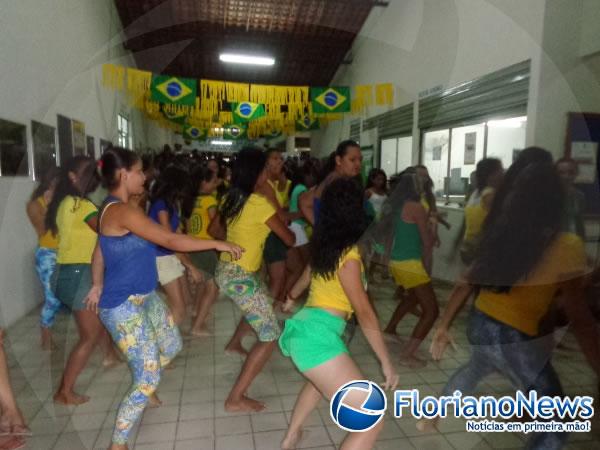 Acadêmicos da UESPI demonstraram patriotismo através de projeto de dança.(Imagem:FlorianoNews)