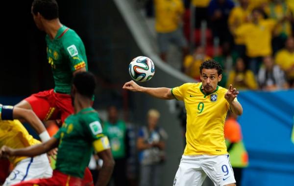 Fred se prepara para escorar para a rede e marcar o terceiro gol do Brasil.(Imagem: Jefferson Bernardes / VIPCOMM)
