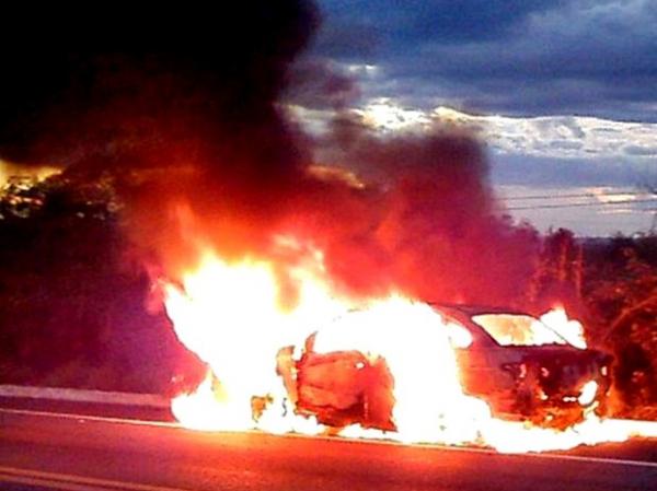 Criminosos atearam fogo no veículo.(Imagem:Moisés Lopes/PiripiriRepórter)