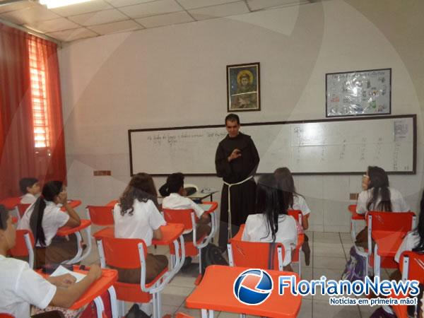 Ministro Provincial realiza visita a Unidade de Ensino de Floriano.(Imagem:FlorianoNews)