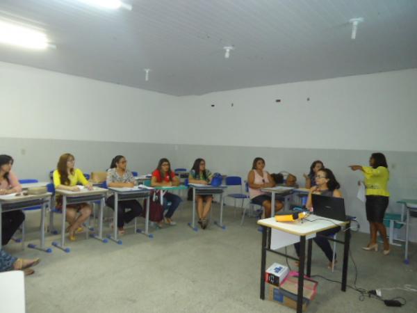 Professores participam de encontro sobre Base Nacional Curricular Comum.(Imagem:FlorianoNews)
