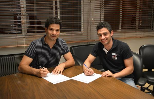 Daniel (à direita) assina contrato ao lado do gerente de futebol do Tricolor, Gustavo Vieira de Oliveira.(Imagem:Site Oficial do São Paulo)