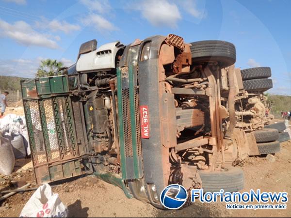 Carreta carregada de milho tomba na Rotatória do Paracaty.(Imagem:FlorianoNews)