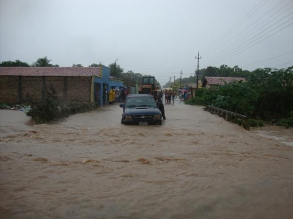 A rua Elias Oka foi tomada pela água da chuva e do riacho Irapuá que transbordou(Imagem:redação)
