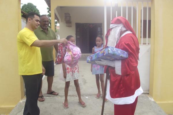 Papai Noel dos Correios iniciou entrega de presentes.(Imagem:FlorianoNews)