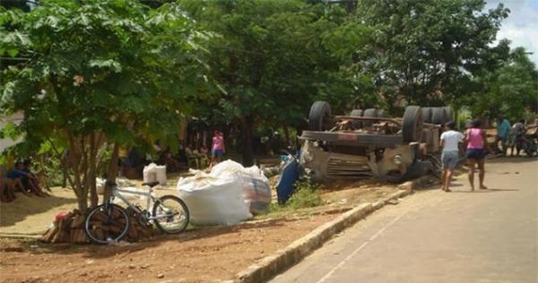 Caminhão carregado de arroz tomba e mata motorista em Ribeiro Gonçalves(Imagem:Divulgação)