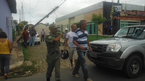 Caminhão arranca fios, quebra poste e danifica carro no centro de Floriano.(Imagem:FlorianoNews)