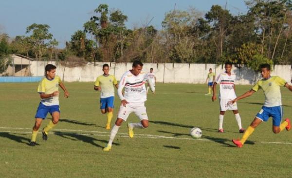 Romário anota um gol, e assiste a Charles disparar na artilharia.(Imagem:Renan Morais/GloboEsporte.com)