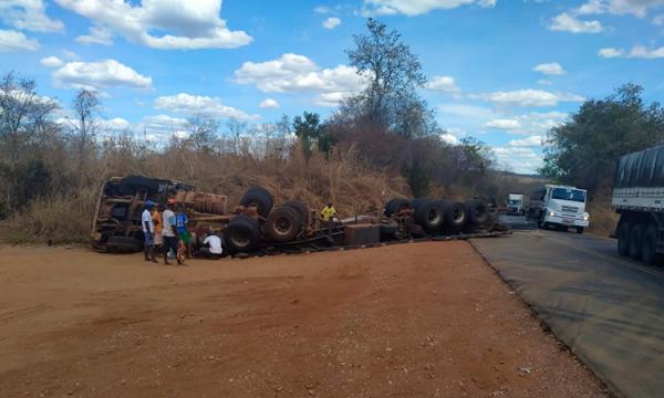 Carreta carregada de leite em pó tomba na BR-135 próximo a Corrente.(Imagem:Reprodução Redes Sociais)