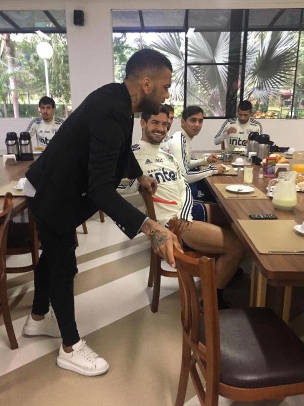 Reforço tricolor visita jogadores durante treino; Cuca aguarda exames e conversa para saber quando poderá escalar o lateral-direito.(Imagem:Divulgação/São Paulo)