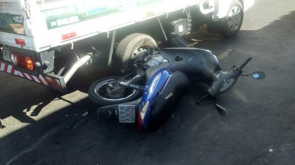 Colisão entre caminhão e motocicleta resulta em danos materiais em Floriano.(Imagem:Jc24horas)