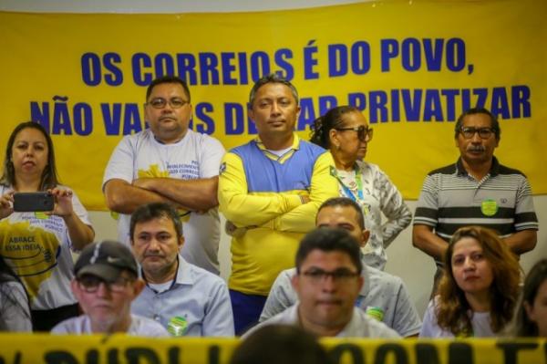 Servidores pedem ajuda a deputados para evitar a privatização dos Correios.(Imagem:Alepi)