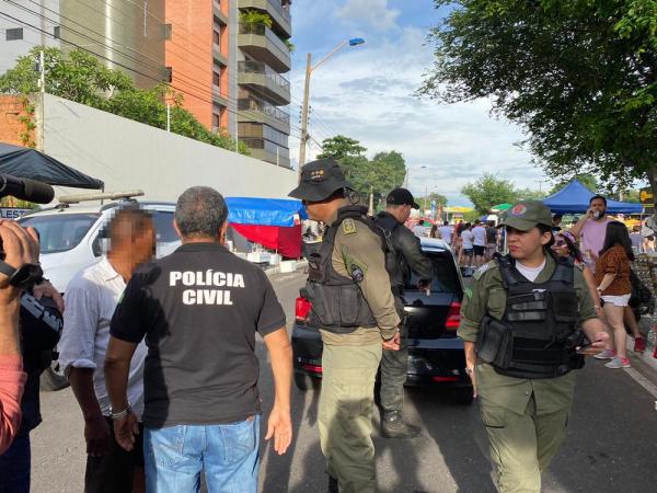 Suspeito de falsificar bebidas é preso durante o Capote da Madrugada, em Teresina.(Imagem: Neyara Pinheiro/TV Clube)