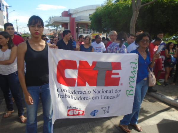 Manifestação contra reformas trabalhista e previdenciária toma ruas de Floriano.(Imagem:FlorianoNews)