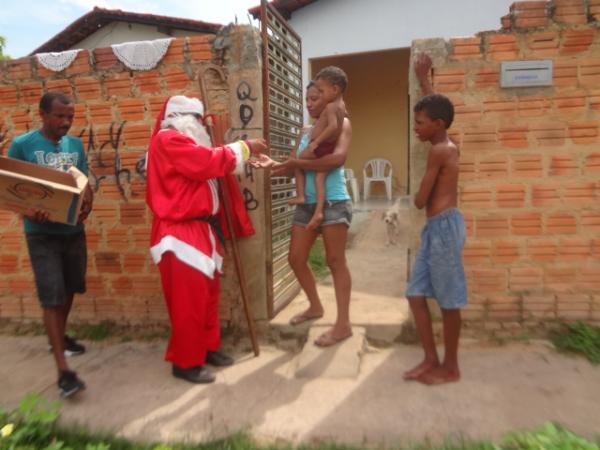 Papai Noel promoveu manhã de alegria com distribuição de bombons em Floriano,(Imagem:FlorianoNews)