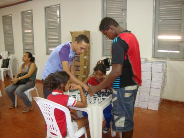 Monitores orientando os estudantes(Imagem:redação)