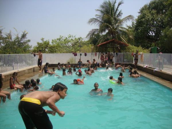 Banho de Piscina - Dia de Lazer no Clube dos Professores, Alunos da Escola Municipal Eleoterio Rezende(Imagem:Amarelinho)