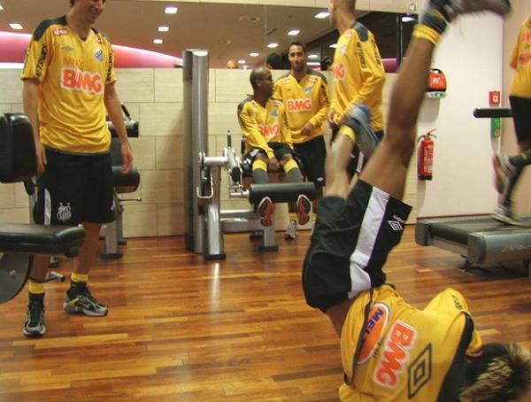 Neymar dança break no chão da academia e diverte Elano.(Imagem:Reprodução)